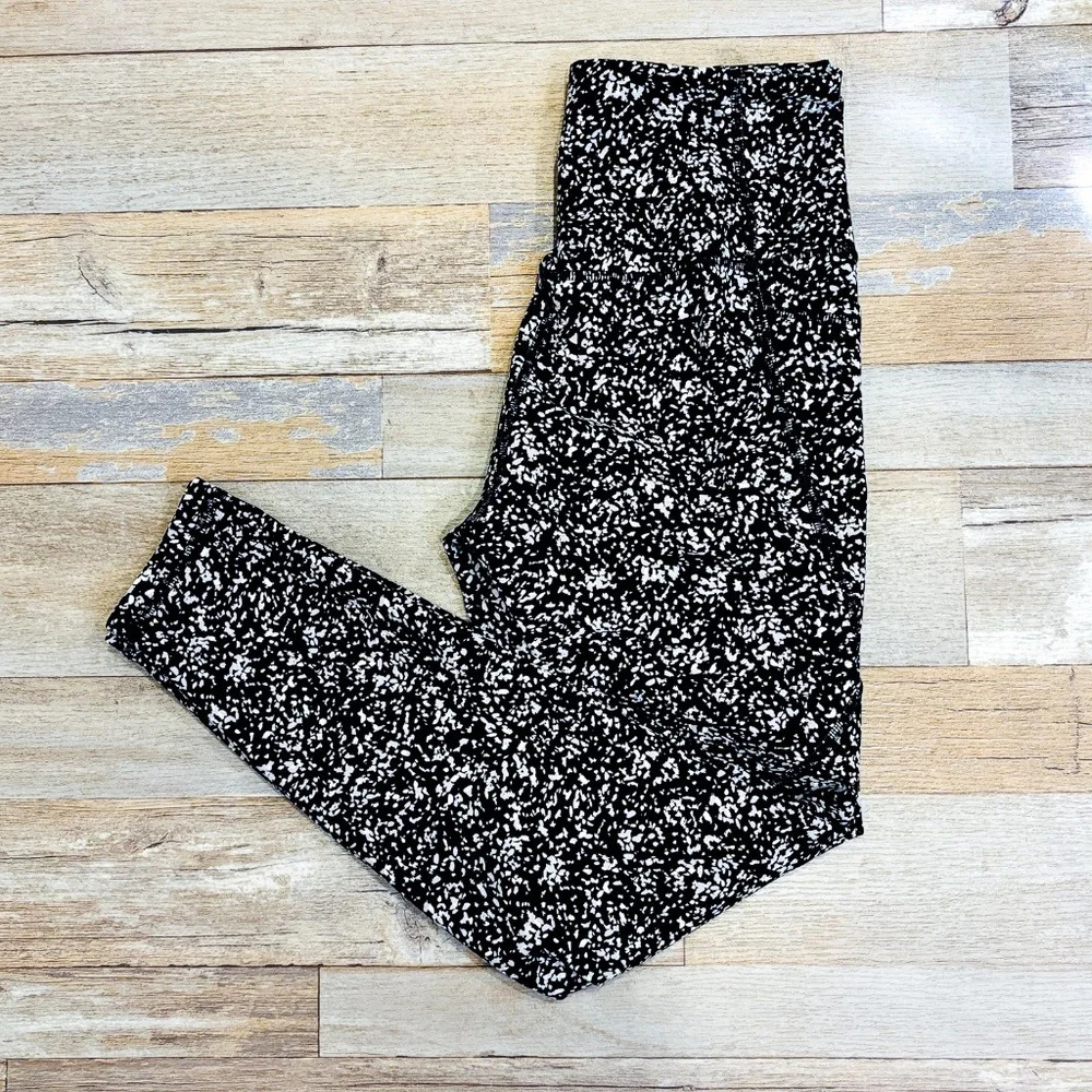 OLD NAVY Black & white pattern 3/4 Powersoft leggings